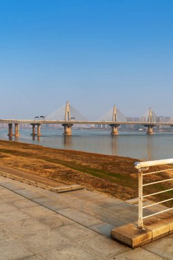 Günbatımında kablo köprü olarak kaldı