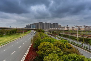 Şehirdeki üst geçidin altında beton yapı ve asfalt yol alanı