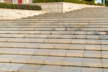 Modern bir binanın korkuluk ve merdivenlerinin detaylarını kapat.