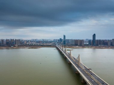 Günbatımında kablo köprü olarak kaldı