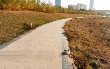 Yeşil çimenli, yollu ve bulutlu yaz manzarası