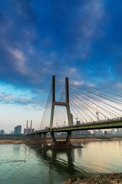 Günbatımında kablo köprü olarak kaldı