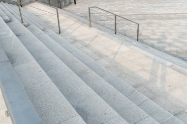 Modern bir binanın korkuluk ve merdivenlerinin detaylarını kapat.