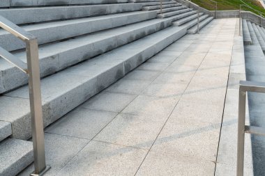 Modern bir binanın korkuluk ve merdivenlerinin detaylarını kapat.