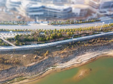 Şehir Viyadük Köprüsü yol manzarasının kuş bakışı hava fotoğrafçılığı