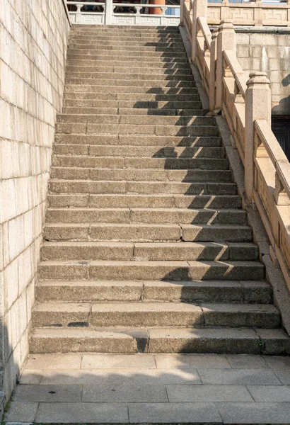 Nahaufnahme Und Details Von Geländer Und Treppe Eines Modernen Gebäudes — Stockfoto