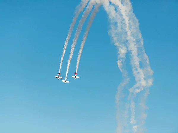 Flugzeuge Auf Airshow Kunstflugteam Führt Flug Bei Flugschau Durch — Stockfoto