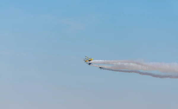 Flugzeuge Auf Airshow Kunstflugteam Führt Flug Bei Flugschau Durch — Stockfoto