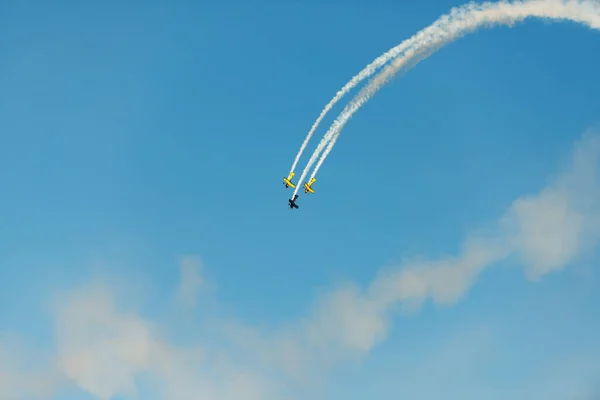 Airshow Uçaklarda Akrobasi Ekibi Air Show Uçuş Gerçekleştirir — Stok fotoğraf