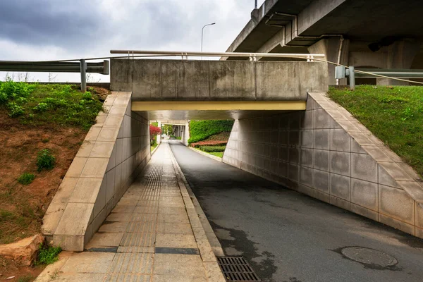 Estrutura Concreto Asfalto Espaço Rodoviário Sob Viaduto Cidade — Fotografia de Stock