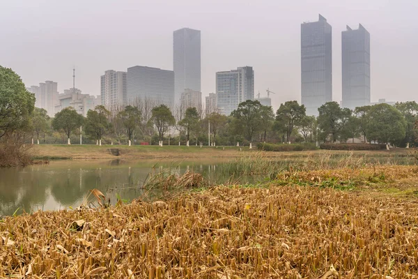 Lakeside Modern Irodaház Kínában — Stock Fotó