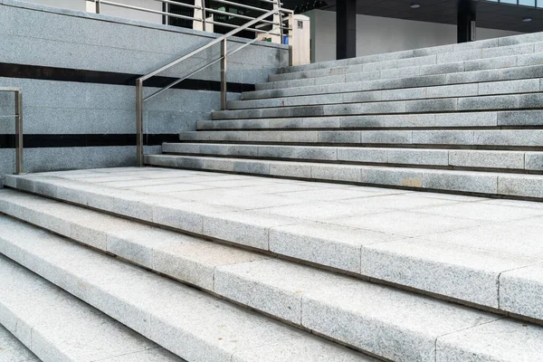 Nahaufnahme Und Details Von Geländer Und Treppe Eines Modernen Gebäudes — Stockfoto