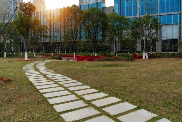 Park Miejski Nowoczesnym Tłem Budynku Szanghaju — Zdjęcie stockowe