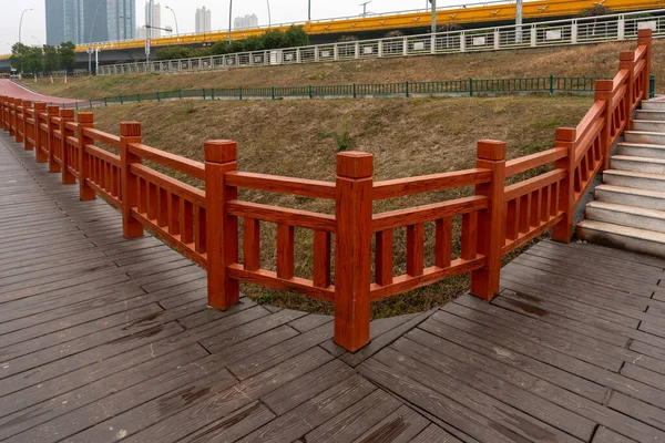 Puente Madera Sobre Pequeño Río Parque Ciudad —  Fotos de Stock