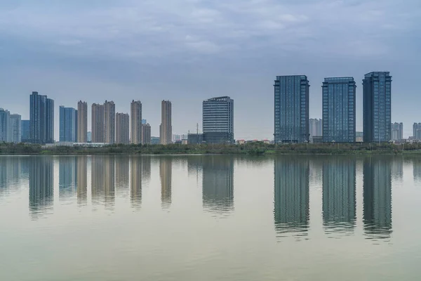 Edificio Oficinas Moderno Junto Lago China —  Fotos de Stock