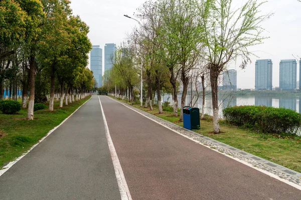 現代都市の歩道は — ストック写真