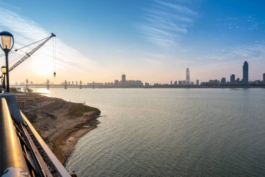 Gündüz şehir merkezindeki iş merkezinin ufuk çizgisi