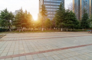 Modern şehrin boş, modern meydanı ve gökdelenleri