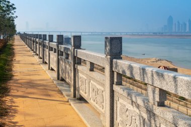 Park nehrinin yanındaki taş çit.