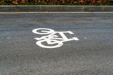 Yoldaki bisiklet yolunun sembolü.