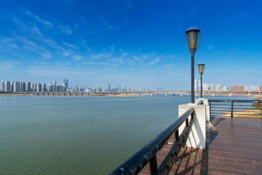 Gündüz şehir merkezindeki iş merkezinin ufuk çizgisi