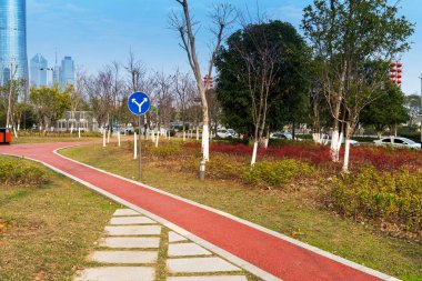 Modern şehirde yürüyüş yolu