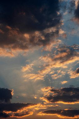 Ateşli turuncu günbatımı gökyüzü. Güzel gökyüzü