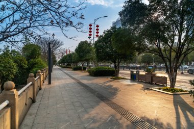 Modern şehirde yürüyüş yolu