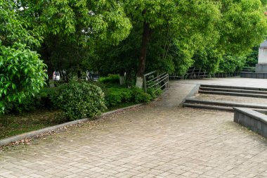 Modern şehrin boş, modern meydanı ve gökdelenleri