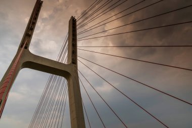 Günbatımında kablo köprü olarak kaldı