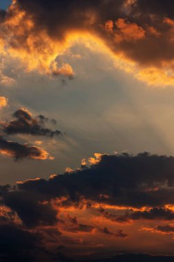 Ateşli turuncu günbatımı gökyüzü. Güzel gökyüzü