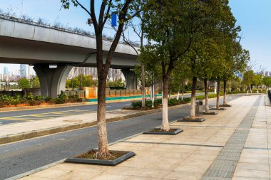 Modern şehirde yürüyüş yolu