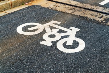 Yoldaki bisiklet yolunun sembolü.