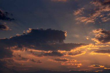 Ateşli turuncu günbatımı gökyüzü. Güzel gökyüzü