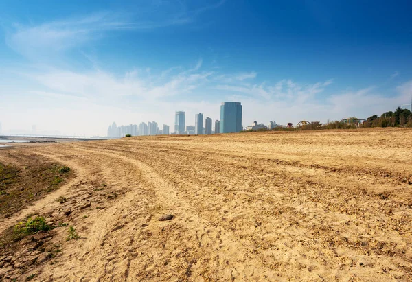 Grattacieli Alti Una Moderna Torre Metropolitana Una Bellissima Spiaggia Bianca — Foto Stock