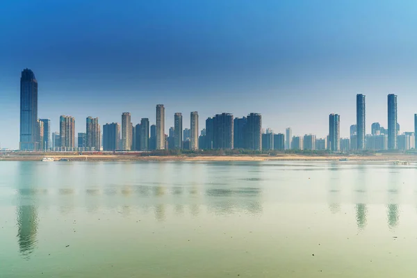 Edificio Oficinas Moderno Junto Lago China — Foto de Stock