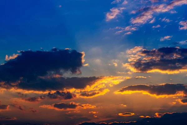 オレンジ色の夕焼け空を発射 美しい空 — ストック写真