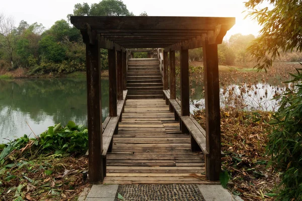 Holzbrücke Über Flüsschen Stadtpark — Stockfoto