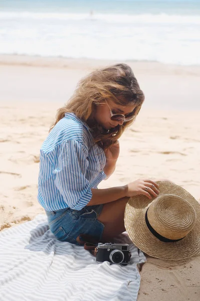 Gelukkig meisje op het strand in de buurt van de Oceaan — Stockfoto