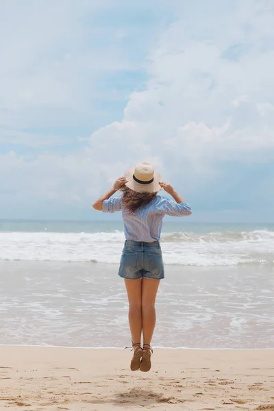 Meisje met een hoed op het strand — Stockfoto