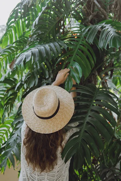 Retrato de una niña en las hojas de una palmera — Foto de Stock