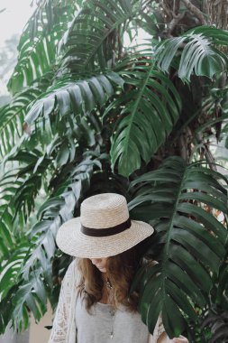 Güzel bir kız bir palmiye ağacının yaprakları portresi