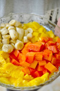 bir tabağa dilimlenmiş meyve 