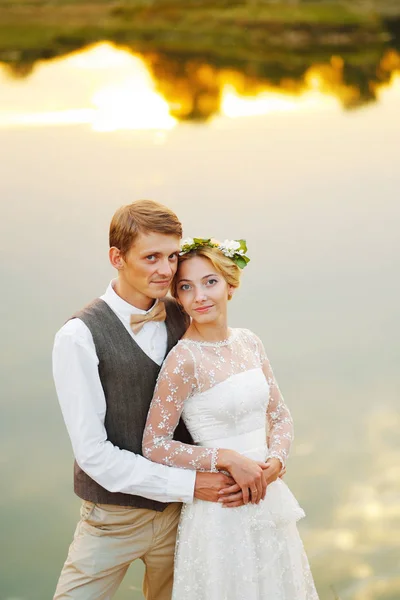 Para w ślub stroje na tle pola na zachód słońca, Panna młoda i pan młody — Zdjęcie stockowe