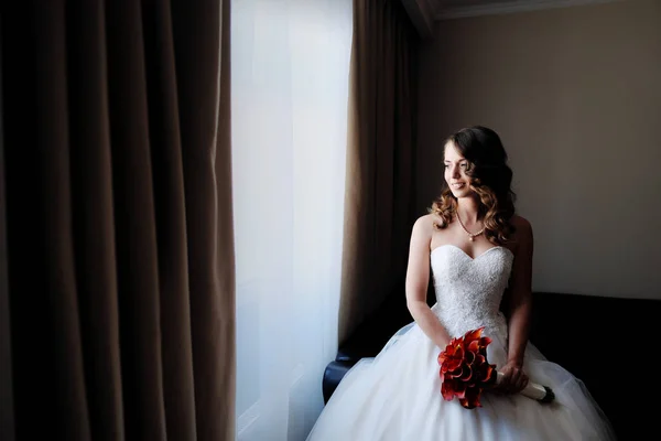 Jonge bruid in de kamer met bloemen. Dromer over gelukkig leven. — Stockfoto