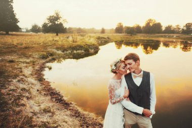 Fon karşı düğün kıyafetleri içinde birkaç gün batımı, gelin ve damat sahasında. 