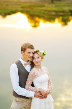 Fon karşı düğün kıyafetleri içinde birkaç gün batımı, gelin ve damat sahasında. 