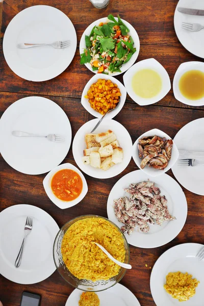 Vista superior de platos con diferentes alimentos en la mesa — Foto de Stock
