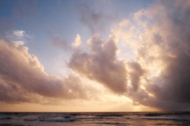 Harika tropik günbatımı.