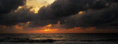 Harika tropik günbatımı.